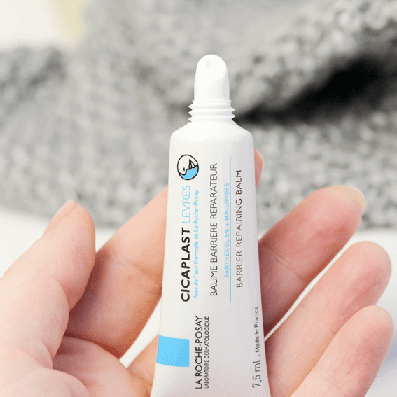 Cách dùng kem dưỡng môi La Roche-Posay phục hồi bảo vệ môi