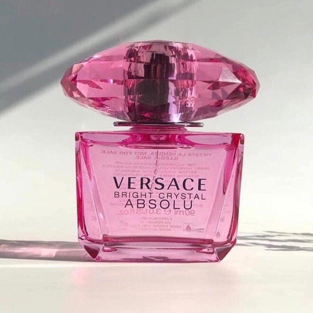 Nước hoa Versace hồng đậm Bright Crystal Absolu thiết kế tinh tế bắt mắt